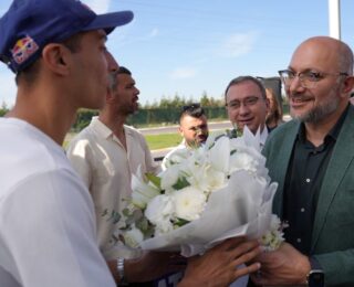 Dünya Şampiyonu Razgatlıoğlu’nu çiçeklerle karşıladılar
