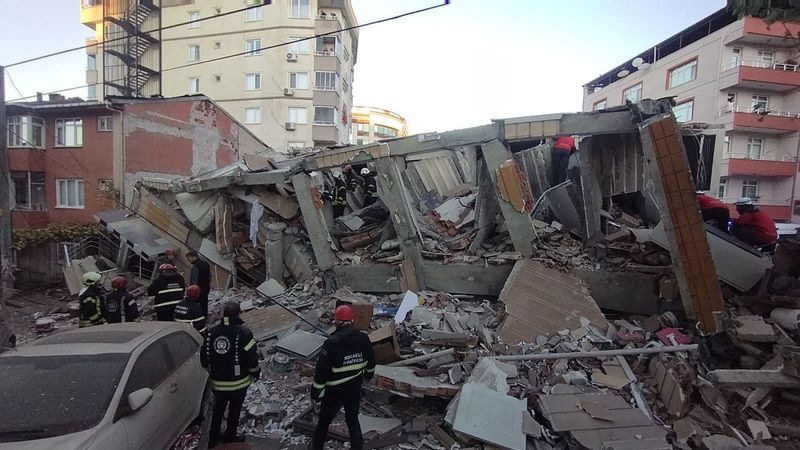 Gebze’de 6 katlı bina çöktü