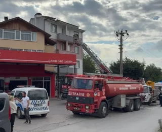 Hendek’te 3 Katlı Binada Yangın Çıktı