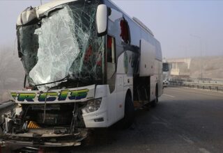 Erzurum’da yolcu otobüsü ile tırın çarpıştığı kazada 11 kişi yaralandı