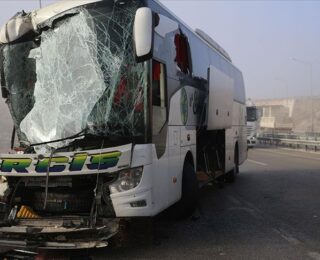 Erzurum’da yolcu otobüsü ile tırın çarpıştığı kazada 11 kişi yaralandı