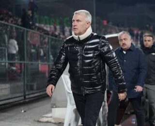 Sakaryaspor Son Dakikada Yıkıldı: Taraftardan “Yönetim İstifa” Tepkisi