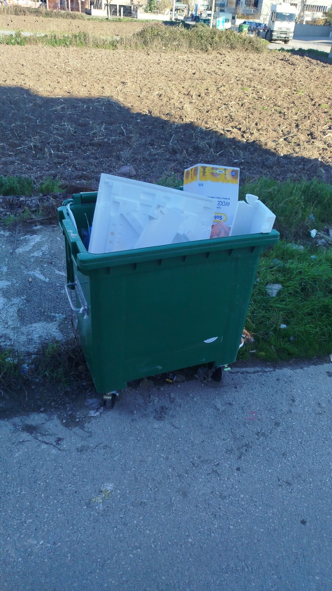 Erenlerde Yenilenen Çöp Konteynırlarına Zarar Tepki Çekti