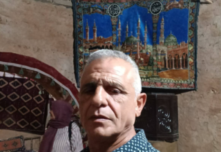 Ferizli Sinanoğlu Mahallesinde yalnız yaşayan Ayhan Sevinç, evinin balkonunda iple kendini astı.