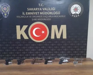 Sakarya’da 8 tabancaya el konuldu, 4 şüpheli gözaltına alındı