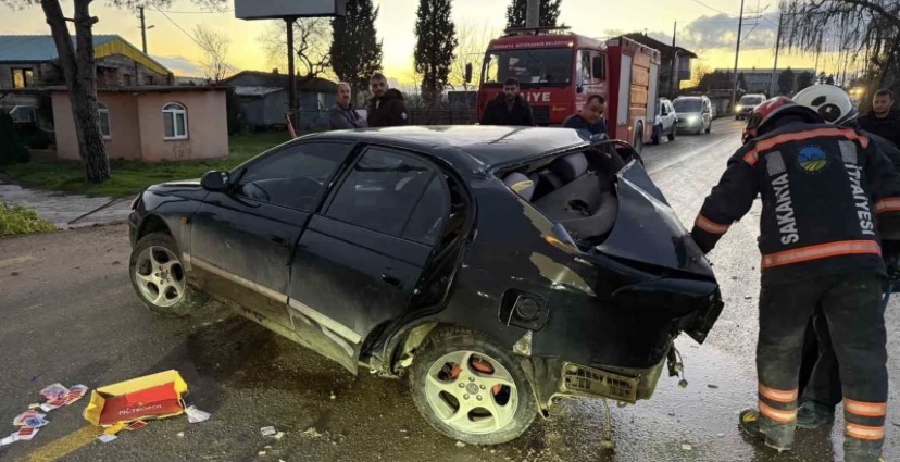 Sakarya Taraklı’da Köpeğe Çarpmamak İçin Direksiyon Kırdı, Duvara Çarptı