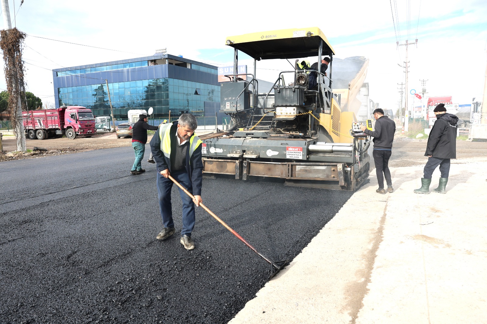 ERENLER’DE O CADDE ASFALT İLE YENİLENİYOR