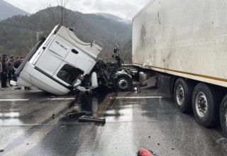 Pamukova–Adapazarı Yolunda Tır Kazası: Trafik Kilitlendi