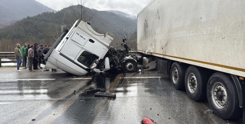 Pamukova–Adapazarı Yolunda Tır Kazası: Trafik Kilitlendi