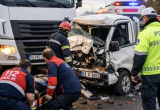 Sakarya D-650 Kara Yolunda Kaza: Tır ve Kamyonet Çarpıştı, 3 Yaralı