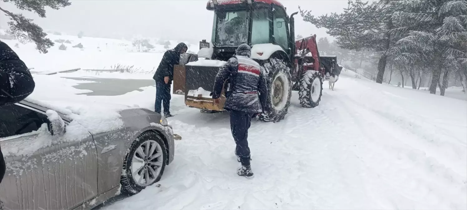 Sakarya’da kar nedeniyle yaylada mahsur kalan 15 araç kurtarıldı