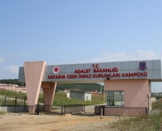 Cezaevinde boğazı kesilmiş halde bulundu