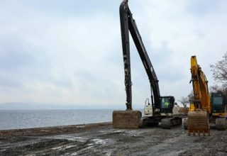 Göl kenarında yıkım sürüyor