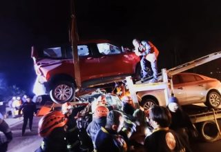 Kartepe’de otoyolda zincirleme kaza! Bir kişi araçta sıkıştı