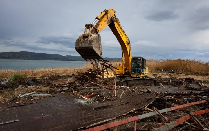 Sapanca Gölü Kıyıları Temizlendi: 89 Kaçak İskele Kaldırıldı