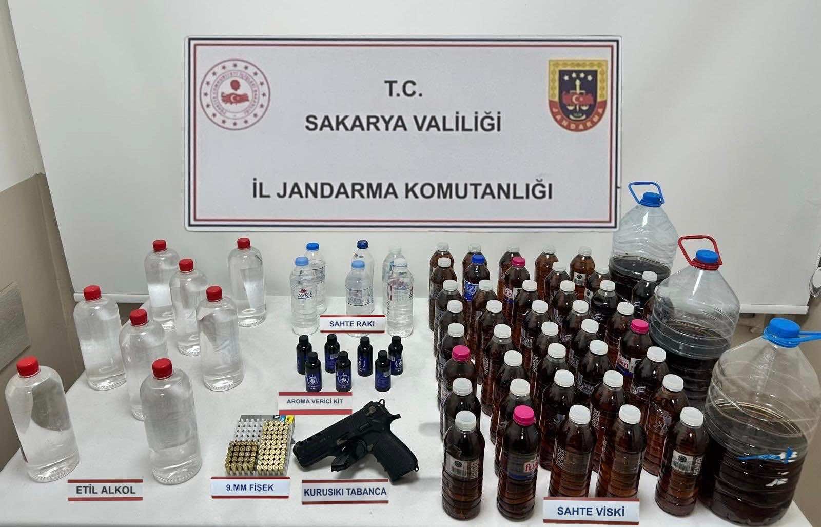 AKYAZI’DA SAHTE ALKOL OPERASYONU: ÇOK SAYIDA MALZEME ELE GEÇİRİLDİ