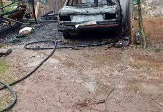 Park halindeki otomobilde çıkan yangın eve sıçradı