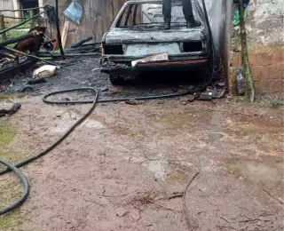 Park halindeki otomobilde çıkan yangın eve sıçradı