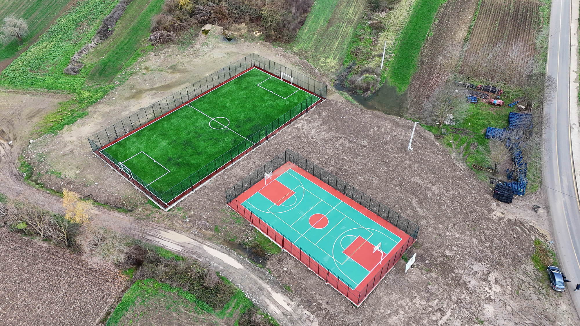 “Gençlerimizin sporla büyüyeceği 10 futbol, basketbol, voleybol sahası hazır”