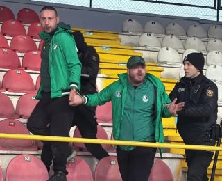 “Geride Adam Bırakmayız!”: Sakaryaspor Taraftarından Stadyumda Kararlı Bekleyiş