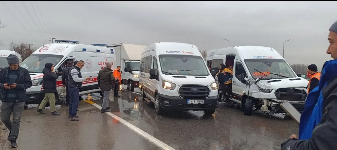 Sakarya Akyazı’da Ambulans ile İşçi Servisi Çarpıştı: 11 Yaralı