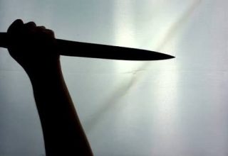 Kalbinden bıçaklandı