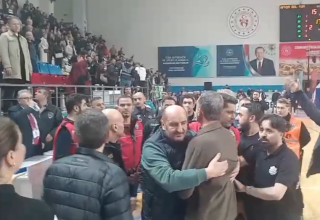 Sakarya Voleybol deplasmanda kaybetti, maç sonu gerginlik yaşandı