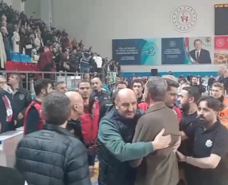 Sakarya Voleybol deplasmanda kaybetti, maç sonu gerginlik yaşandı