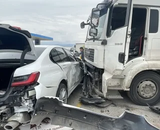 Sakarya’da çarpışan tır ile otomobil akaryakıt istasyonu alanına savruldu