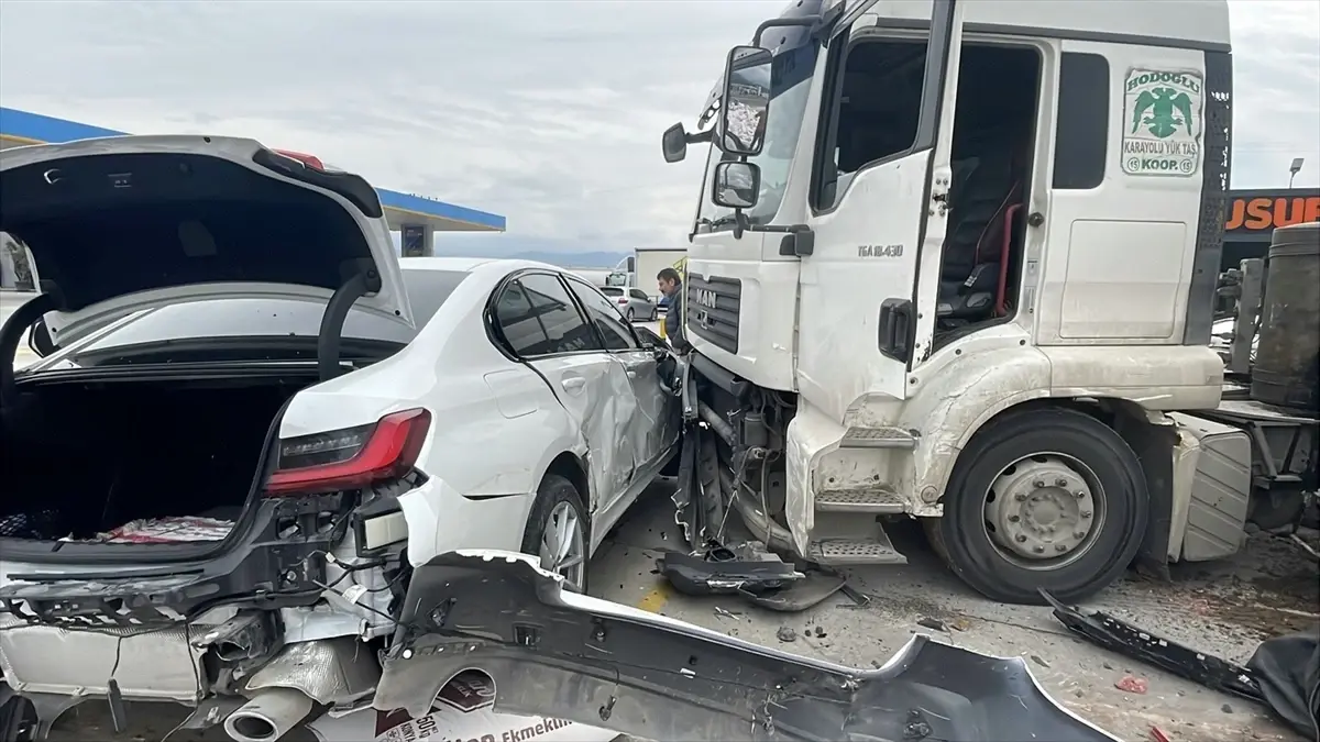 Sakarya’da çarpışan tır ile otomobil akaryakıt istasyonu alanına savruldu