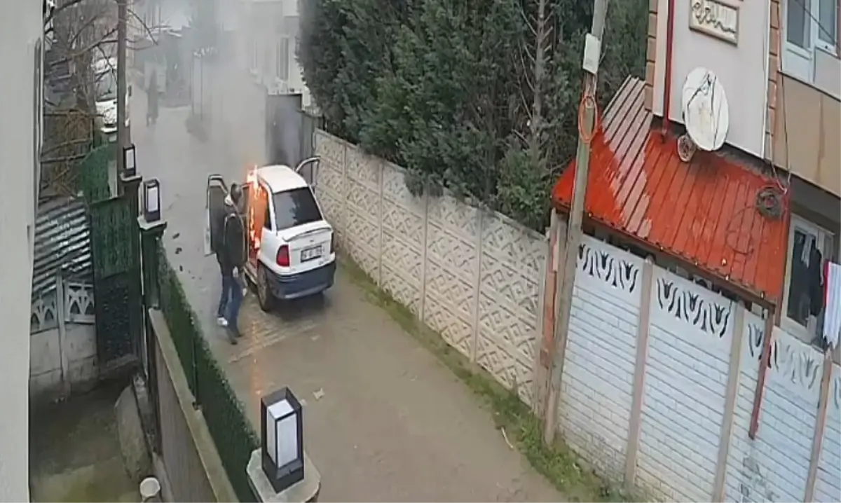 Sakarya’da park halindeki otomobil alev alev yandı