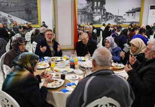 “Başımızın tacı büyüklerimizi asla yalnız bırakmayacağız”