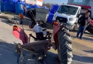 Traktör ikiye parçalandı