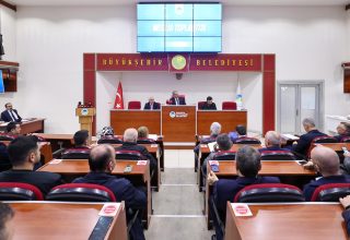 “Birileri çelik çomak oynarken, biz hizmet üretiyoruz”