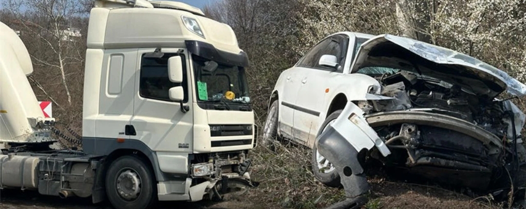 Akyazı’da otomobil ile tanker çarpıştı