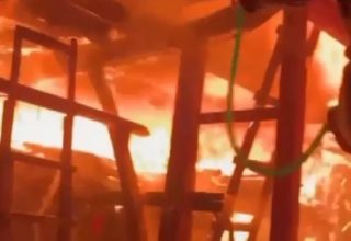 Ahşap ev alev topuna döndü