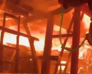 Ahşap ev alev topuna döndü