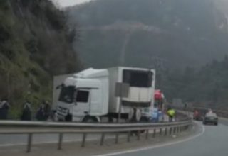 Sakarya Geyve Yolunda Tır Kazası: Virajda Makasladı, Trafik Kilitlendi