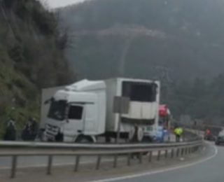 Sakarya Geyve Yolunda Tır Kazası: Virajda Makasladı, Trafik Kilitlendi