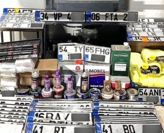 Sakarya’da Sahte Plaka Operasyonu! Baskı Makinesi ve 98 Plaka Ele Geçirildi