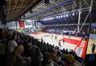 Basketbolda yarı final heyecanı başlıyor: Tüm gözler Atatürk Spor Salonu’nda