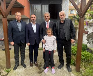 Yusuf Alemdar, Ömer Barik ve Harun Baykan, Muhittin Baykan’ı evinde ziyaret etti.