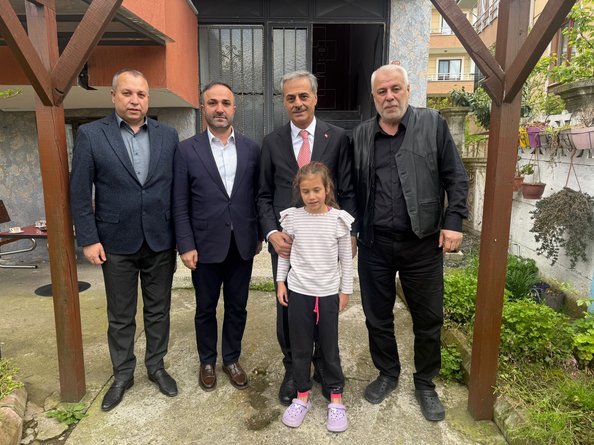 Yusuf Alemdar, Ömer Barik ve Harun Baykan, Muhittin Baykan’ı evinde ziyaret etti.