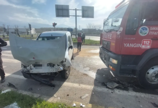 Otomobil ile Hafif Ticari Araç Çarpıştı 4 Yaralı