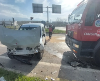 Otomobil ile Hafif Ticari Araç Çarpıştı 4 Yaralı