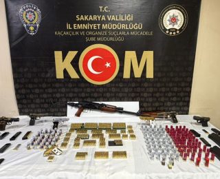 Sakarya’da Silah Kaçakçılarına Darbe: Cephanelik Gibi Evden Çok Sayıda Silah