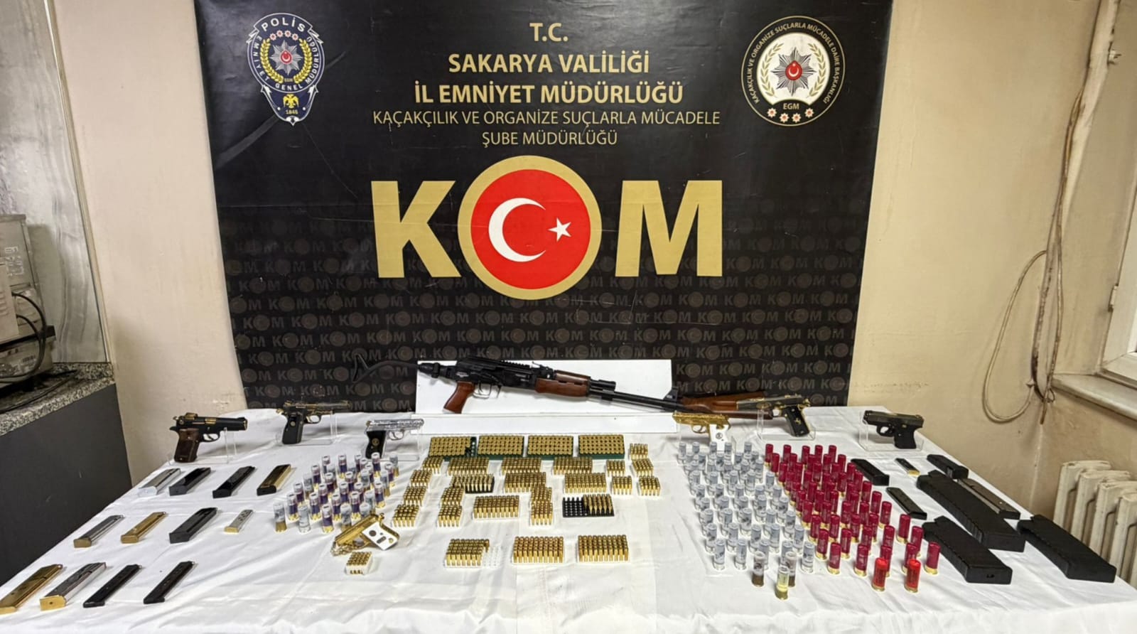 Sakarya’da Silah Kaçakçılarına Darbe: Cephanelik Gibi Evden Çok Sayıda Silah