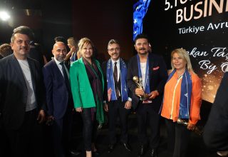 BAŞKAN ŞENOL DİNÇ’E HİZMET BAŞARI ÖDÜLÜ