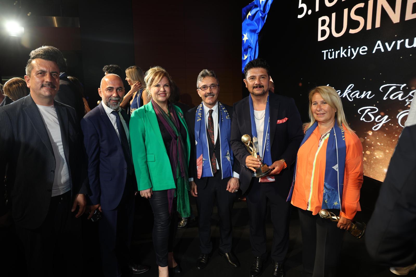 BAŞKAN ŞENOL DİNÇ’E HİZMET BAŞARI ÖDÜLÜ