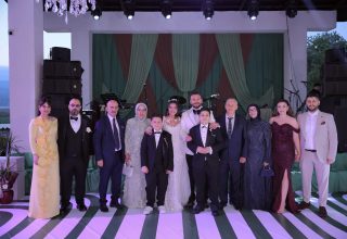 Altığ ve Bıyıklı ailesinin mutlu günü